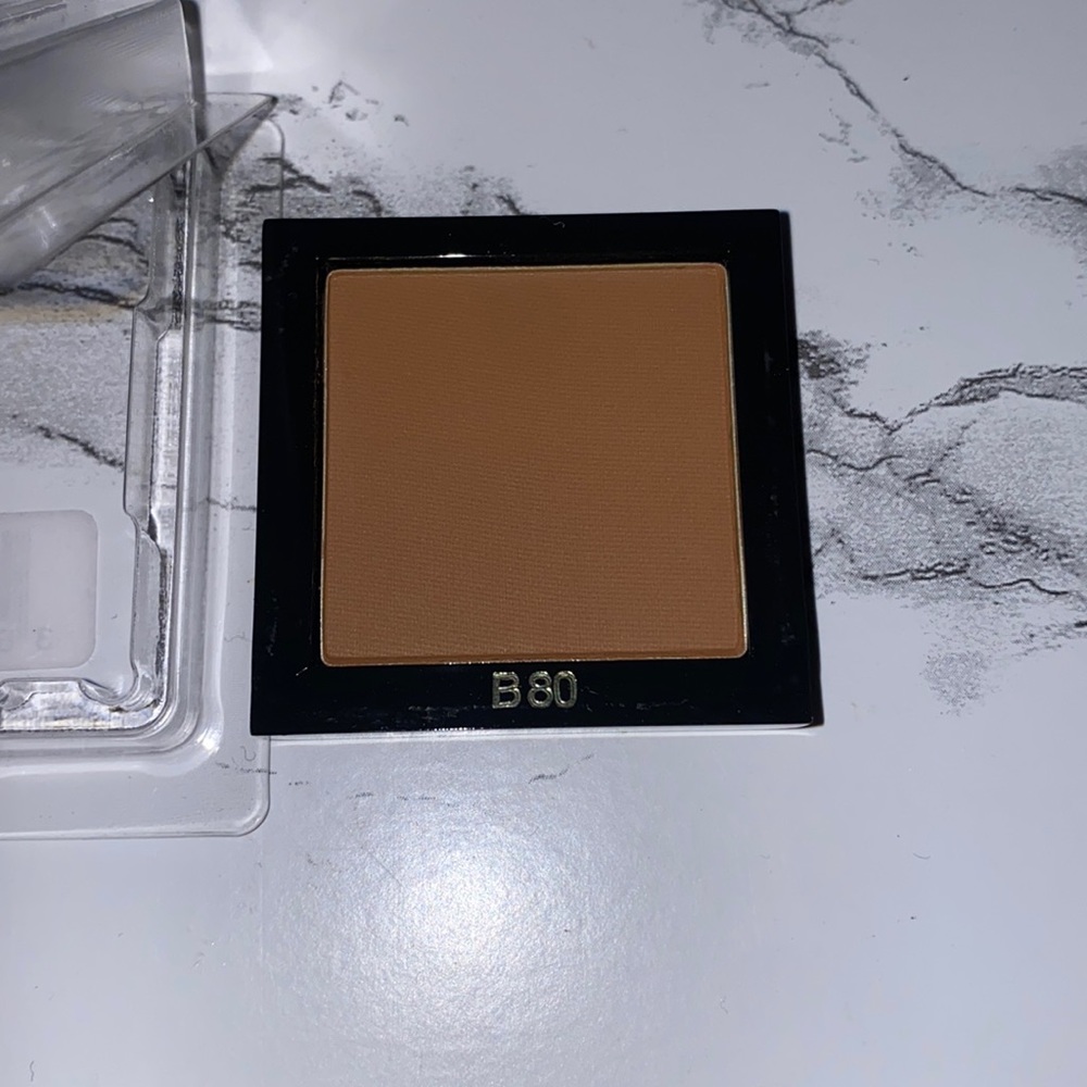NWOB YSL All Hours Powder- B80
Never used
No box
No compact 
Travel size